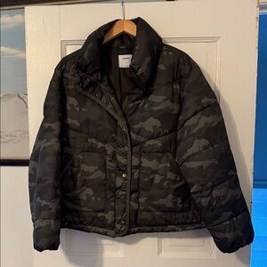Old Navy Women's Dark Green Camouflage Puffer Jacket size Medium